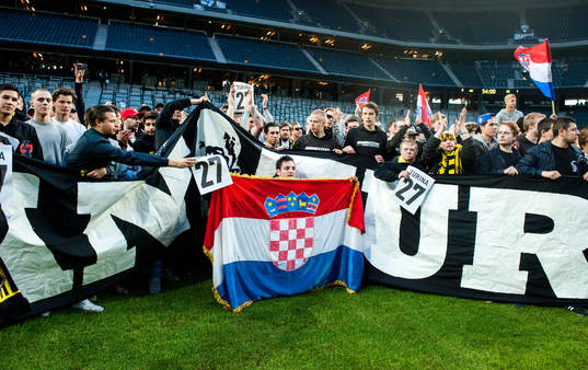  Supportrarna samlades tillsammans på planen efter match.