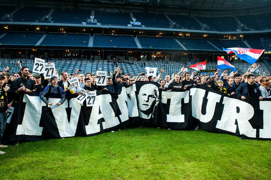  Supportrarna samlades tillsammans på planen efter match.