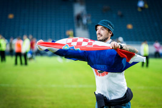  Supportrarna samlades tillsammans på planen efter match.