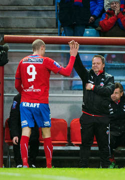  Robin Simovic och Roar Hansen, Tränare Helsingborg, gör high five när Robin byts ut.