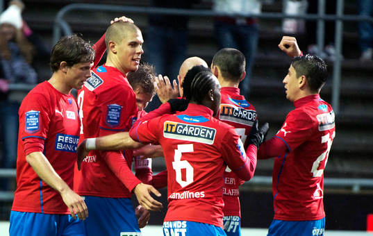  Robin Simovic, May Mahlangu, Alejandro Bedoya och Erlend Hanstveit, Helsingborg i jubel efter mål.