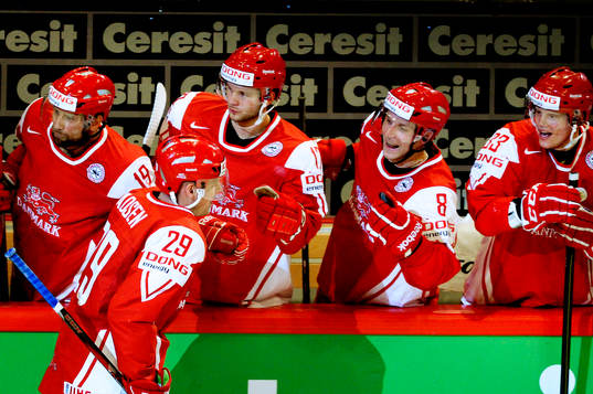 Morten Madsen i Danmark gratuleras till sitt 1 - 0 mål  i