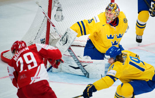 Danmarks Morten Madsen gör 1-0 bakom Sveriges målvakt
