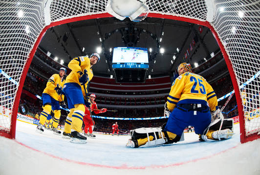 1-0-pucken från Danmarks Morten Madsen (ej i bild) går in
