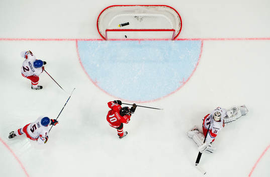 2-0-pucken från Schweiz Roman Josi (ej i bild) går in