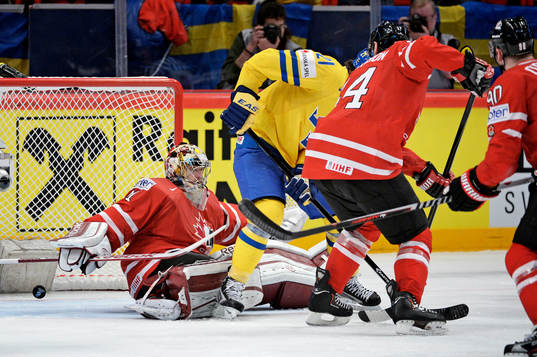 1-2 pucken går in bakom Kanadas Mike Smith i matchen