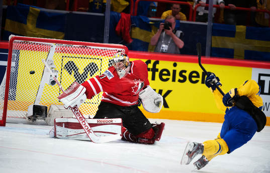 Sveriges Fredrik Pettersson skjuter in sin straff bakom