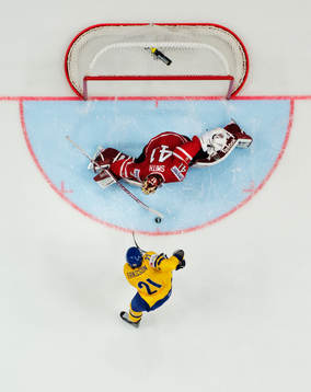 Sveriges Loui Eriksson gör mål på straff bakom Kanadas