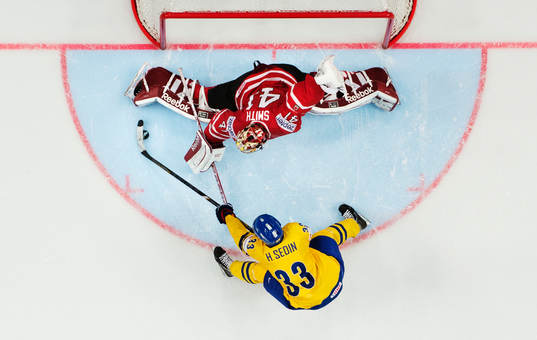 Sveriges Henrik Sedin missar en straff mot Kanadas målvakt