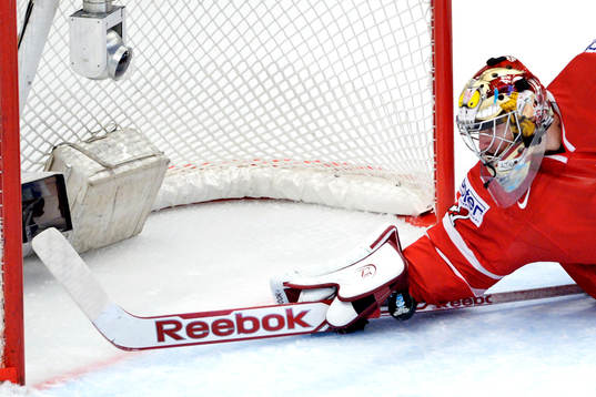 Mike Smith, målvakt, Kanada, räddar med armen