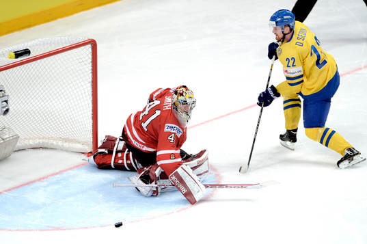 Daniel Sedin, Sverige skjuter straff på Mike Smith,