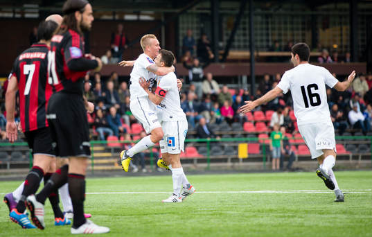  Alexander Michel, Syrianska gratuleras av Sharbel Touma, Syrianska och Rabi Elia, Syrianska (till höger i bild) efter 0-1 målet mot Brommapojkarna