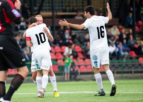  Alexander Michel, Syrianska gratuleras av Sharbel Touma, Syrianska och Rabi Elia, Syrianska (till höger i bild) efter 0-1 målet mot Brommapojkarna