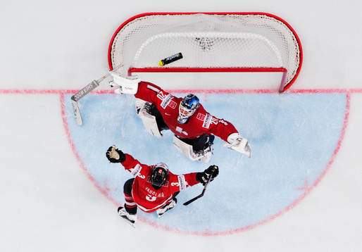 Schweiz Julien Vauclair och Reto Berra jublar