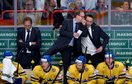 Pär Mårts, förbundskapten Sverige, pratar med Peter