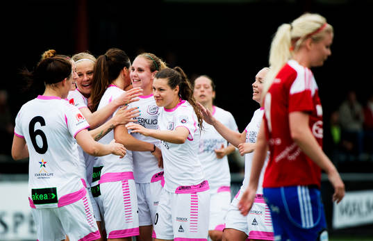  Katarina Veje, Manon Melis, Ramona Bachmann, LdB FC Malmö, jublar efter 2-0.