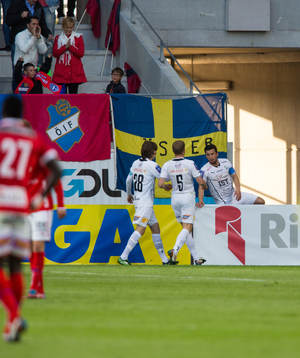  Darijan Bojanic, Öster, Stefan Karlsson, Öster, gratulerar Denis Velic, Öster efter 2-1
