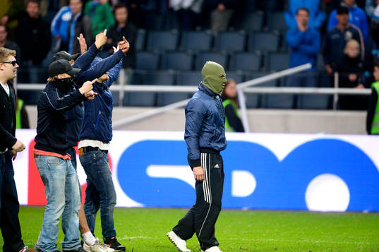 En maskerad blåvittsupporter har tagit sig fram för att