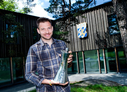  John Alvbåge poserar med bucklan dagen efter att IFK Göteborg tog guld i Svenska Cupen