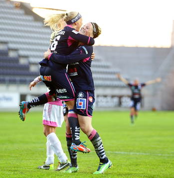 Segermål 3-1 Linköping Stina Blackstenius tillsammans med tvåmålsskytt Linköping Pernille Harder