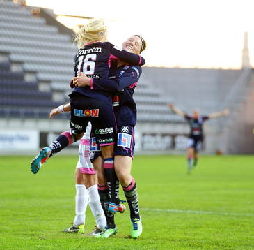  Segermål 3-1 Linköping Stina Blackstenius tillsammans med tvåmålsskytt Linköping Pernille Harder