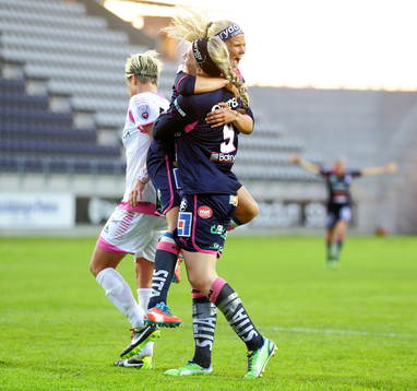  Segermål 3-1 Linköping Stina Blackstenius tillsammans med tvåmålsskytt Linköping Pernille Harder