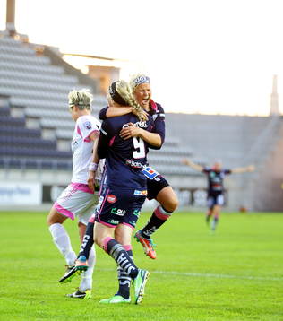  Segermål 3-1 Linköping Stina Blackstenius tillsammans med tvåmålsskytt Linköping Pernille Harder