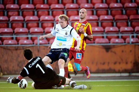 Mattias Hugosson, målvakt, Gefle, går ut och möter Olof