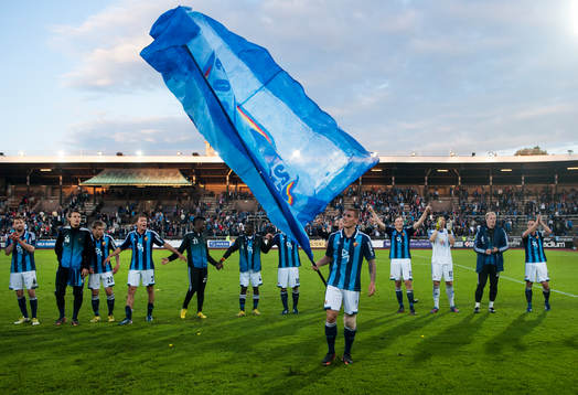  Marc Pedersen, Djurgården, håller i en flagga när spelarna jublar med fansen efter segern.