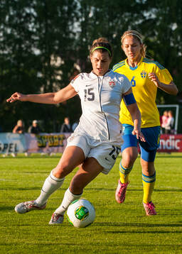  Cari Roccaro, USA, jagas utav Amanda Karlsson, Sverige.