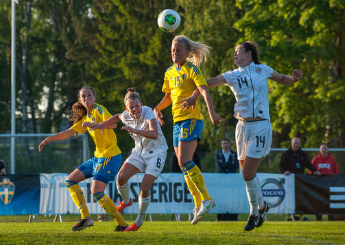  Jessica Thorin, Sverige, Hanna Gardner, USA, Amanda Persson, Sverige, och Katie Naughton, USA. Persson, i mitten, missar nicken men Thorin, till vänster, får ner den och gör 1-3 för Sverige.
