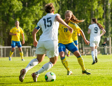  Cari Roccaro, USA, försöker ta sig förbi Madeleine Stegius, Sverige 