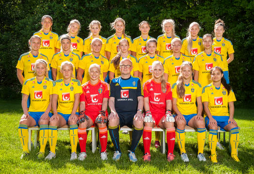 Lagbild. Jasmin Nejati, Fanny Andersson, Irma Helin, Amanda Karlsson, Alice Nilsson, Elin Bragnum, Ellen Karlsson, Saga Fredriksson. Andra raden: Amanda Persson, Lina Hurtig, Lina Gerhardsson, Jessica Thorin, Julia Wahlberg, Alexandra Benediktsson, Nellie Karlsson. Främre raden: Madeleine Stegius, Amanda Persson, Maja Ohlsson, målvakt, Calle Barrling, Förbundskapten, Louise Högrell, målvakt, Moa Hedell, Malin Diaz Pettersson.