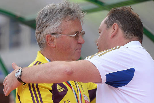  Fotboll, Rysk Cupfinal, Anzhi Machatjkala - CSKA Moskva: ITAR-TASS: GROZNY, RUSSIA. JUNE 1, 2013. CSKA Moscow's head coach Leonid Slutsky (R), Anzhi Makhachkala's head coach Guus Hiddink hugging after the Russian Cup final match at the Akhmat-Arena in Grozny. (
