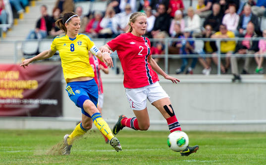 Lotta Schelin, Sverige, gör 1-1. Marita Lund, Norge,