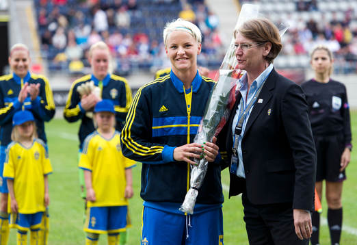Nilla Fischer, Sverige, spelar sin 100:e landskamp och får