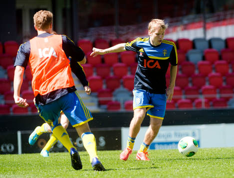 Oscar Lewicki tränar med resten av laget på Myresjöhus