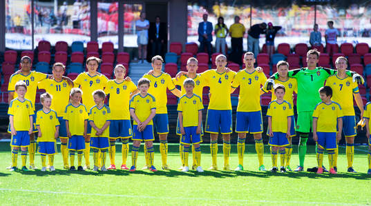 Det svenska laget står uppställda inan matchen. Fr.v.