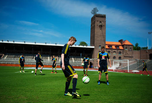 Rasmus Elm och Pontus Wernbloom jonglerar en boll mellan varandra på Sveriges träning 6 juni 2013 på Stadion i Stockholm.