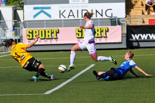  Manon Melis i närkamp med Sunnanås målvakt Susanne Nilsson