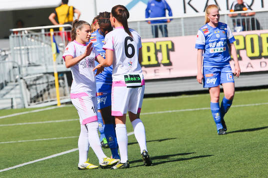  Ramona Bachmann jublar med Katrine Veje efter LdB Malmös 0-2 mål
