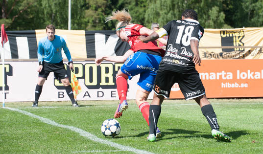  Balanserar på linjen, Emma Sjödahl, Vittsjö och Rita Chikwelu, Umeå. Assisterande domaren kollar in så inte bollen passerar linjen.
