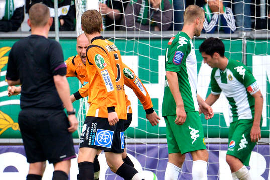 Varbergs Erkan Saglik jublar med sina lagkamrater