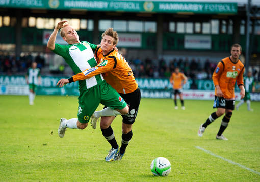 Hammarbys Erik Sundin stoppas av Varbergs Filip Svenberg i