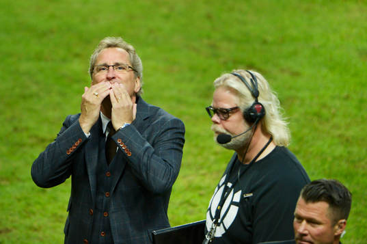  Erik Hamrén, förbundskapten, Sverige, tackar publiken efter matchen.