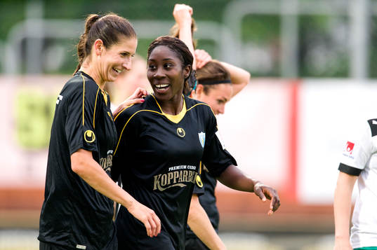 Yael Averbuch och Anita Asante, Kopparbergs Göteborg, är glada efter 4-0-målet.
