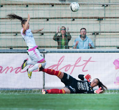  Jätteläge i matchinledningen, Ramona Bachmann, Malmö, men Carola Söberg, målvakt, Tyresö, räddar, Malmö-supportrarna jublar, men inget mål