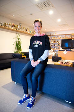  Lotta Schelin i Kållered SKs troférum.