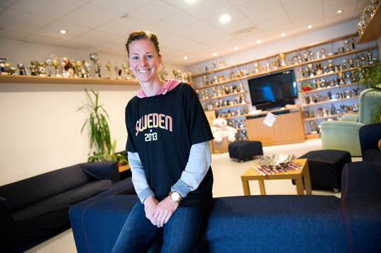  Lotta Schelin i Kållered SKs troférum.