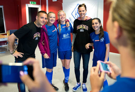  Anton Hysén och Lotta Schelin blir fotograferade tillsamman med spelare från Kållered SK.
